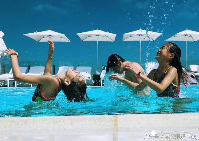 张伦硕带两个女儿游泳 钟丽缇却只夸奖未现身