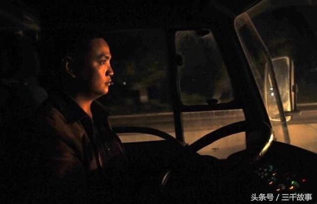 货车司机开车赶夜路,凌晨路遇饭馆,没吃完便仓促逃离到路边呕吐