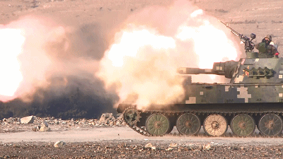 解放军老式的装备152毫米榴弹炮配上自己研制的激光制导炮弹,实施