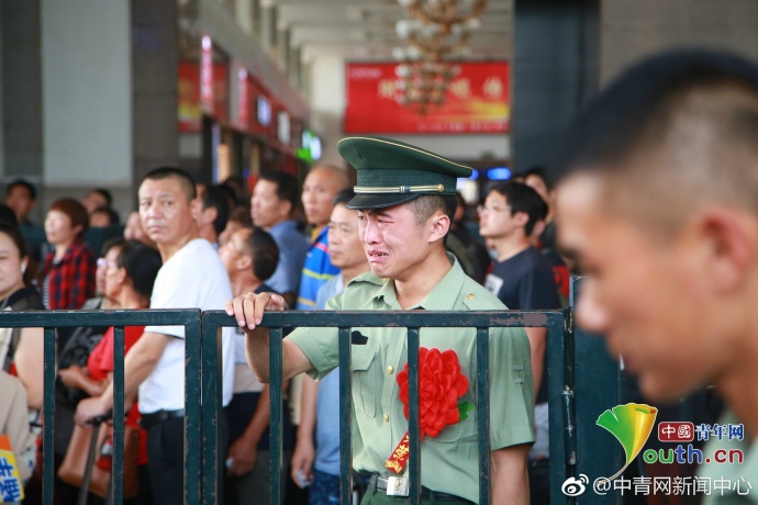 9月1日,北京火车站,一位战士来和他的战友们送别.