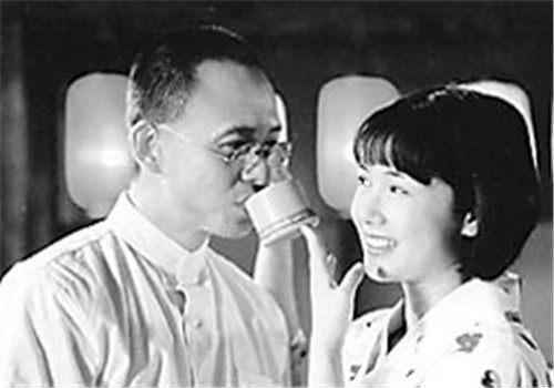第二个便是郭沫若,他是典型的流氓,因第一任妻子不漂亮,他非常不满意