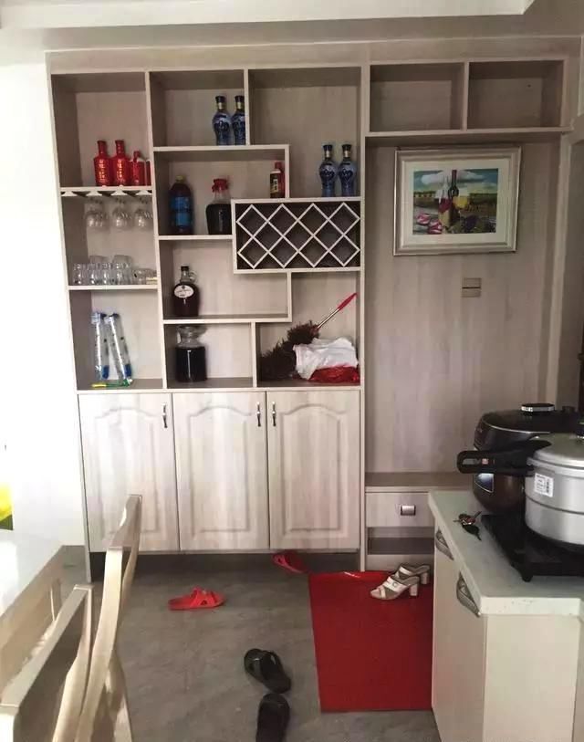 其中画里面是电表箱,旁边的则是酒柜,下面安排为鞋柜,也算安排合理.