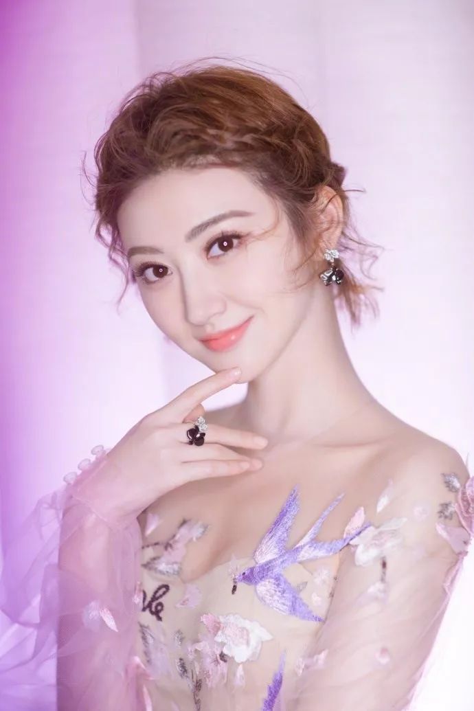 景甜耳环与手上的戒指相呼应,甜美可爱.