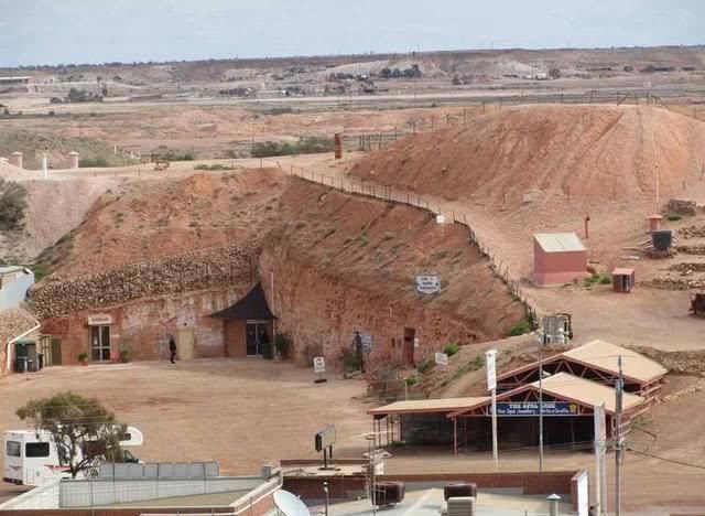 南部的小镇—库伯佩地(coober pedy,也是世界上唯一一个地下城镇