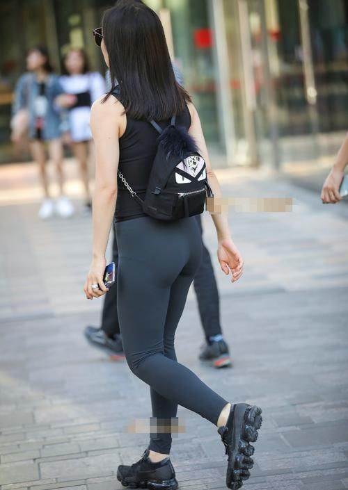 街拍:瑜伽紧身裤美女,身材紧绷,臀线圆润
