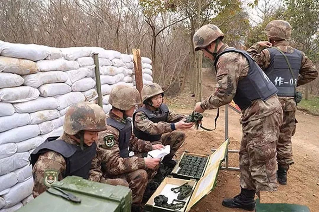 解放军新式进攻型手榴弹