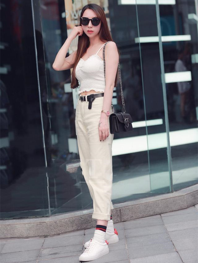 街拍:小姐姐穿着蕾丝吊带上衣,搭配紧身牛仔短裤,大长腿美女