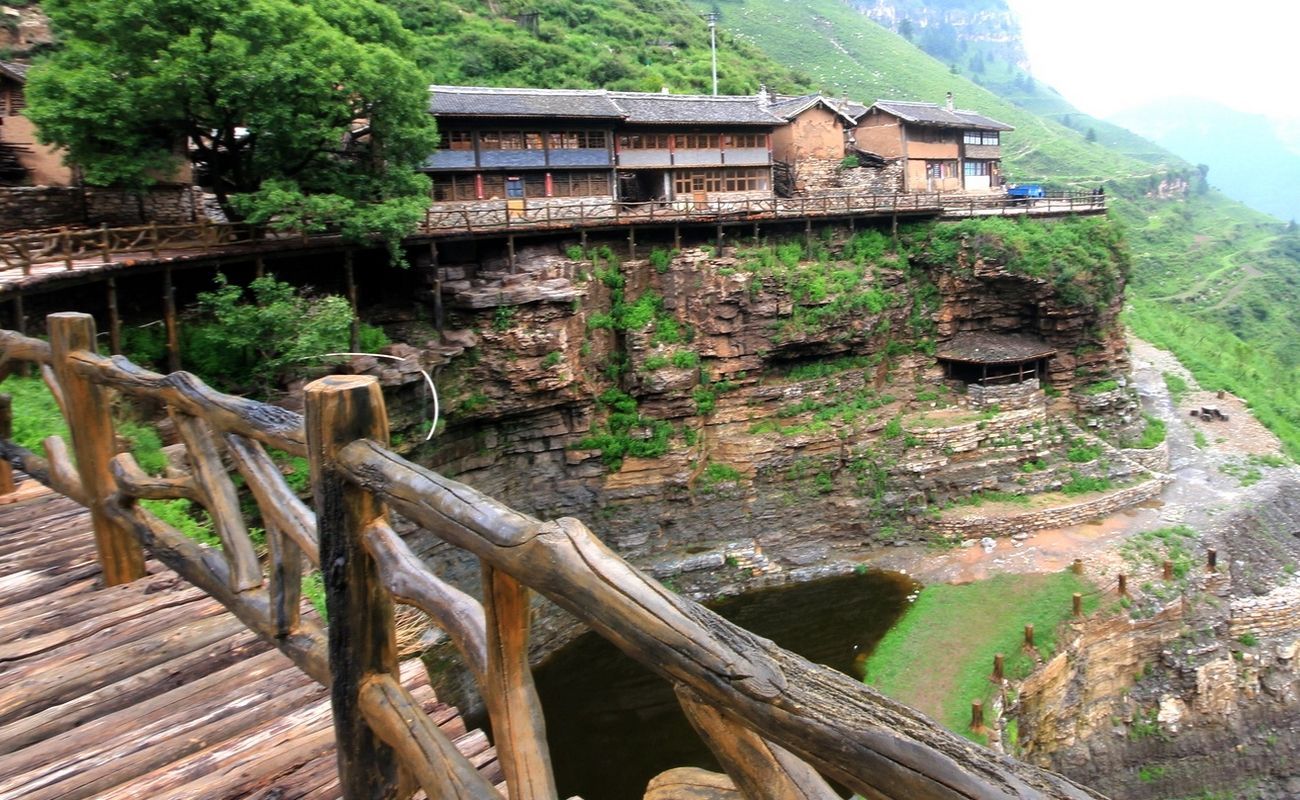 悬空村,悬崖绝壁间,好似空中楼阁,天上人家