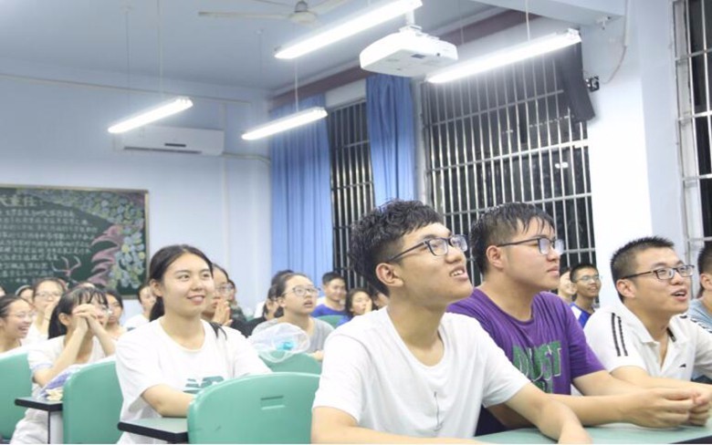 西华师范大学历史文化学院组织学生观