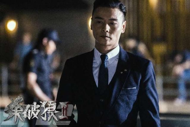 反派演员穿上正式的西装风格各异, 于荣光帅气冷峻
