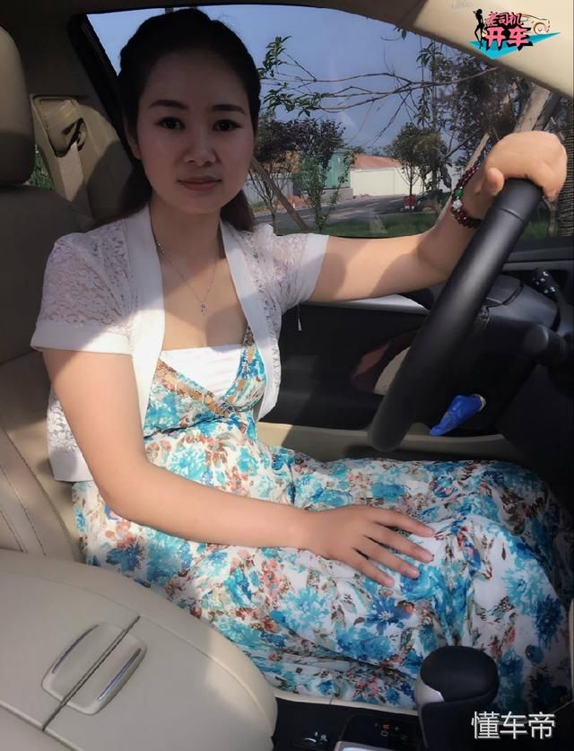 30岁服装女老板买这车,后排空间适合做运动 再也不用小面包了