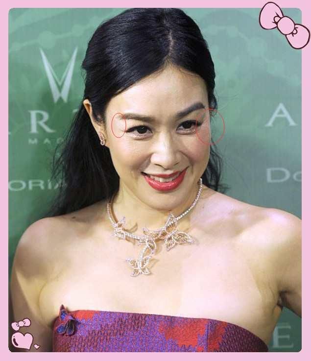钟丽缇只能远观了?拉近镜头眼睛和手腕上的皱纹出卖了