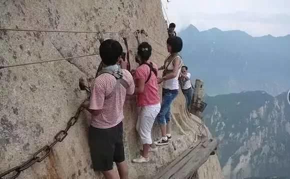 华山栈道 华山长空栈道有700余年的历史,长空栈道是华山险道的险中之