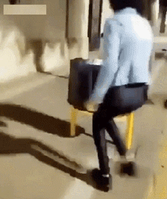 爆笑gif图:当我男朋友在和别的女生说话时,坐在一旁的