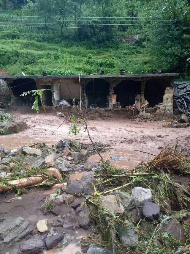 彝良县两河镇,钟鸣今日凌晨遭暴雨引发山洪,滑坡等地质灾害