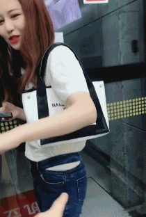 爆笑gif:兄弟,这媳妇别要了吧,选个伴娘走吧