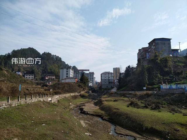 游重庆开州三汇口,距离城区50公里的山区却有一栋电梯