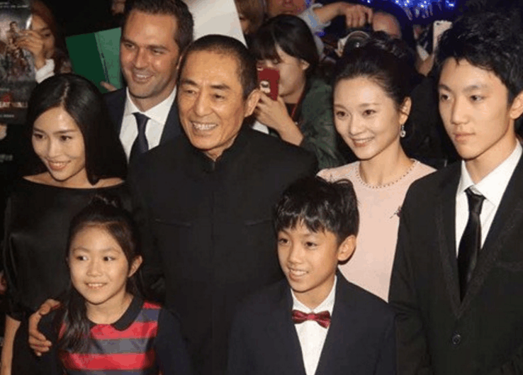 张艺谋一家七口走红毯, 网友: 像父亲领着6个孩子!