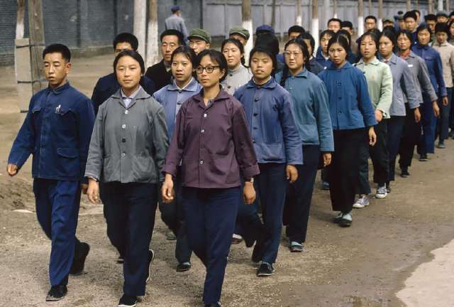 70年代老照片:人们精气神十足,吃饭不讲究排场,图6已经看不到