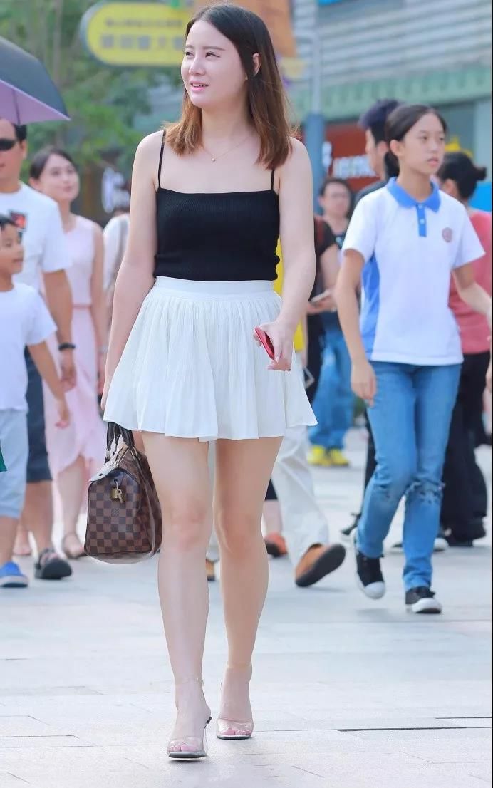 街拍:皮肤白皙身材丰满性感的美女