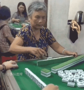 搞笑gif:哇!这大长腿,都长到别人胸口了!