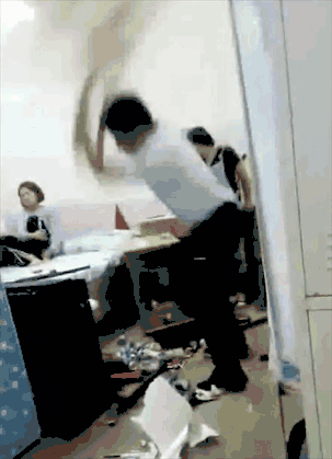 女教师宿舍喝酒遭校长打砸? 教育局:校长已被停职