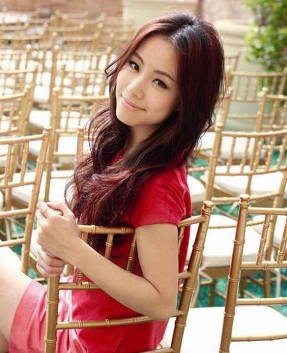 年纪轻轻,也是香港新生代美女.