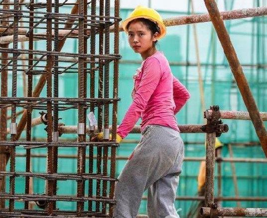 不愿做留守妇女,跟着丈夫到工地干活的女人,干一天100