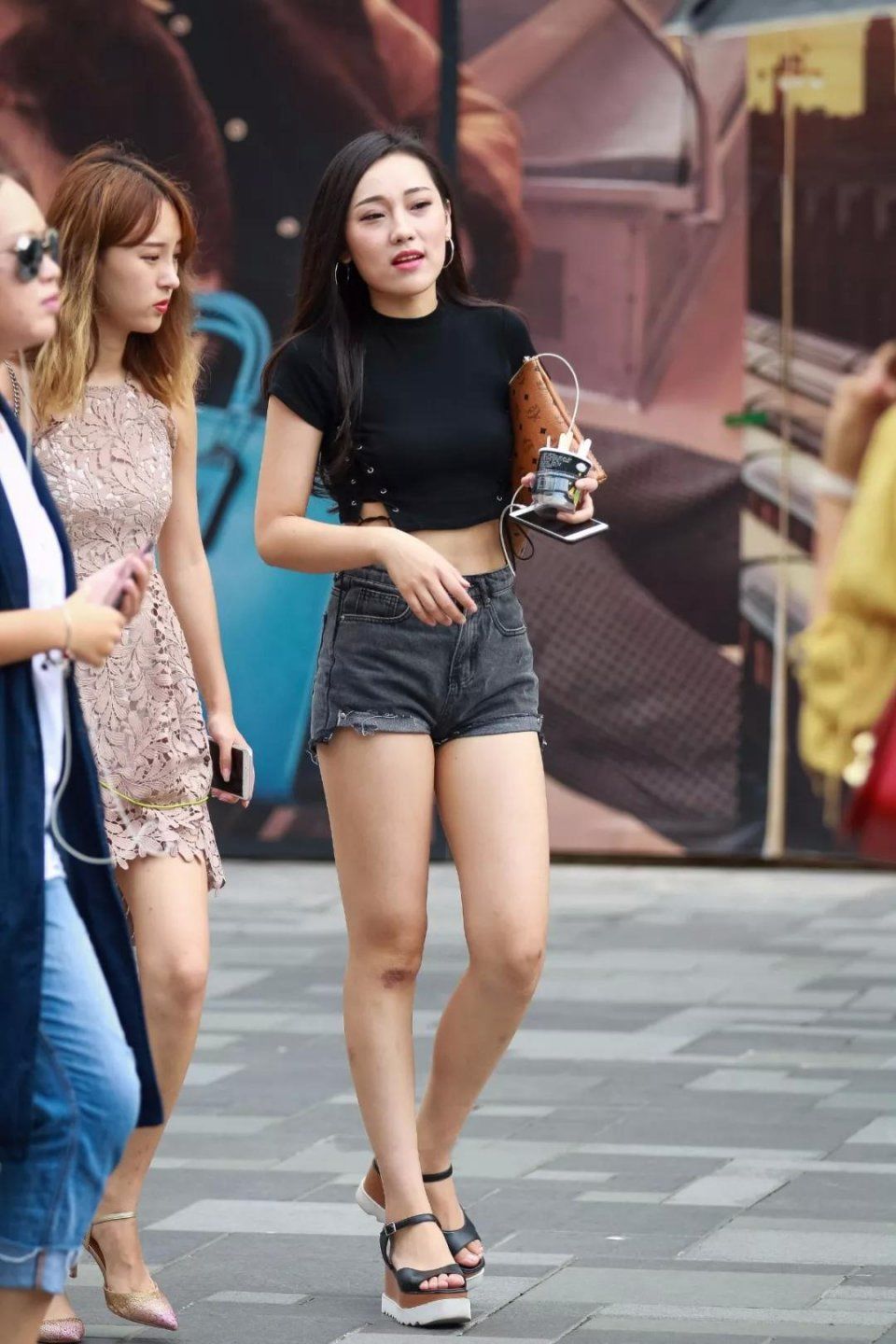 一点点街拍:超美很有女人味,美腿的性感美女,膝盖有伤让人心疼