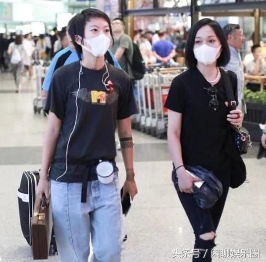 周迅与窦靖童返京,一个别白瓷缸一个拿花纹杯,原因让人哭笑不得