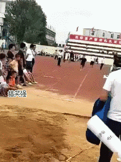 搞笑gif:那位大叔为了看你,连自己孩子都不要了