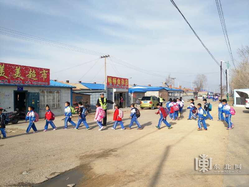 龙江县景星镇中心小学经过几次合并后,如今有学生几千人,从五年前