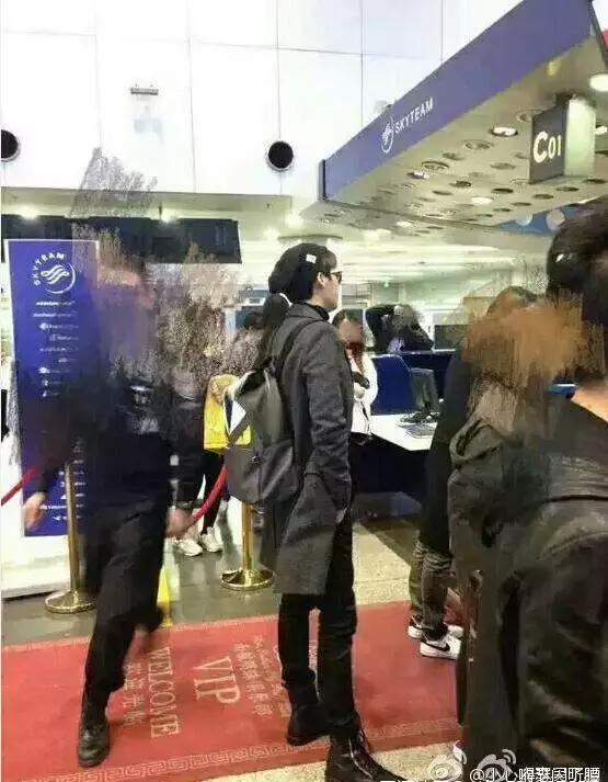 吴昕和李易峰说没在一起信吗?两人现身都穿情侣装了