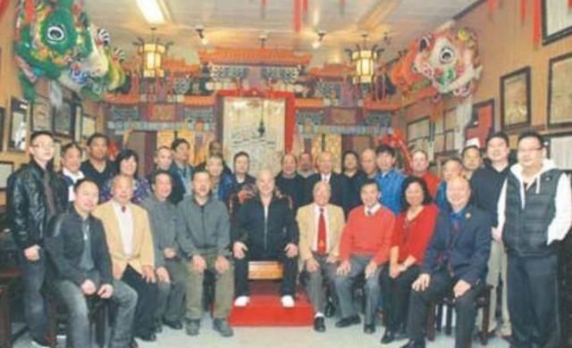 洪门老大,葬礼90000小弟送行,为了维持秩序出动20万美