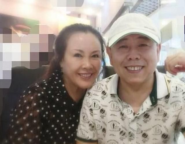 潘长江和老婆杨云近照,潘长江看起来年轻杨云却有些