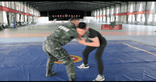 武警兵哥教你如何一招制敌.