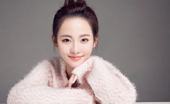 张嘉倪唯美写真,粉色上衣,丸子头,甜美又可爱