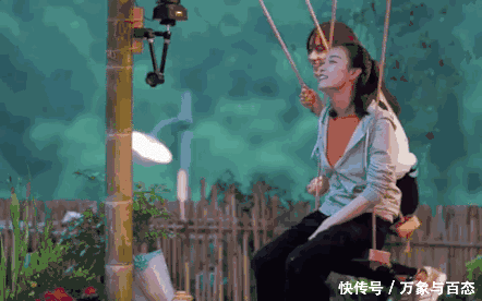 看着嘴角带笑的baby和倪妮,yoyo也想起了小时候和好朋友一起荡秋千的
