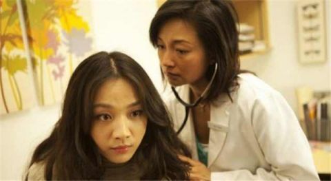譬如在《北京遇上西雅图》中,她就饰演了一位女医生,看到李绮红在银幕