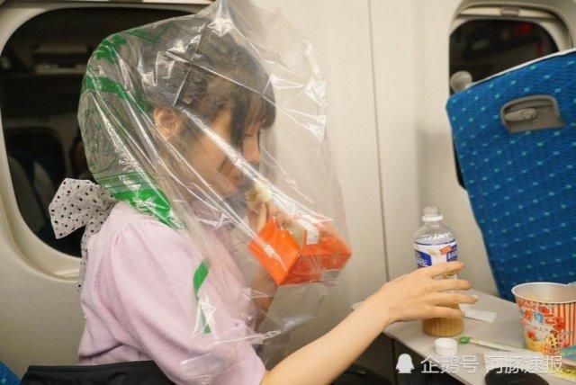 日本美女车内头套塑料袋吃包子 怕味道影响他人
