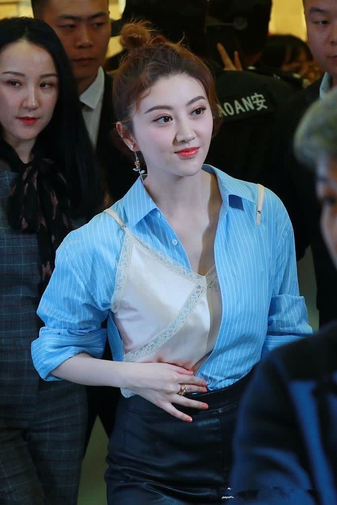 景甜出席活动微露美胸女人味爆棚,网友:脸肿的认不出