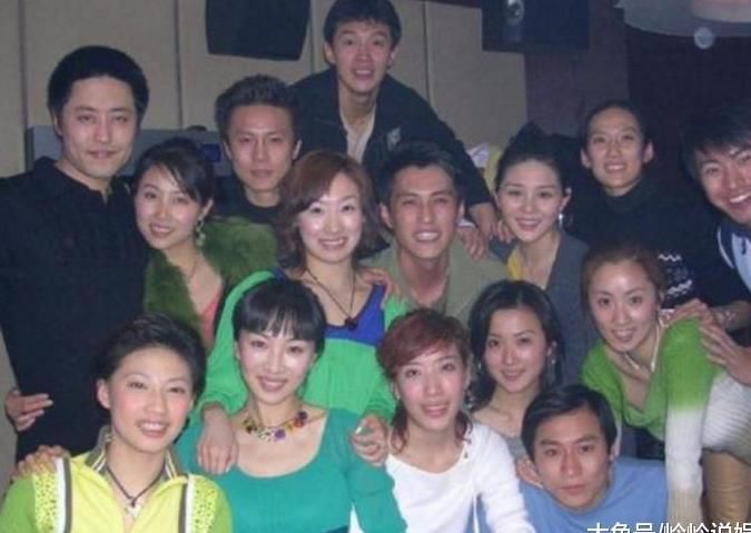 靳东大学照片曝光 长发飘飘很受欢迎 网友称 比黄磊还帅.