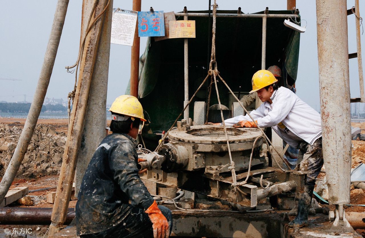 招聘建筑工地工人_农民工年年进城,为何到老手里还没钱,还要下田种地 答案太扎心