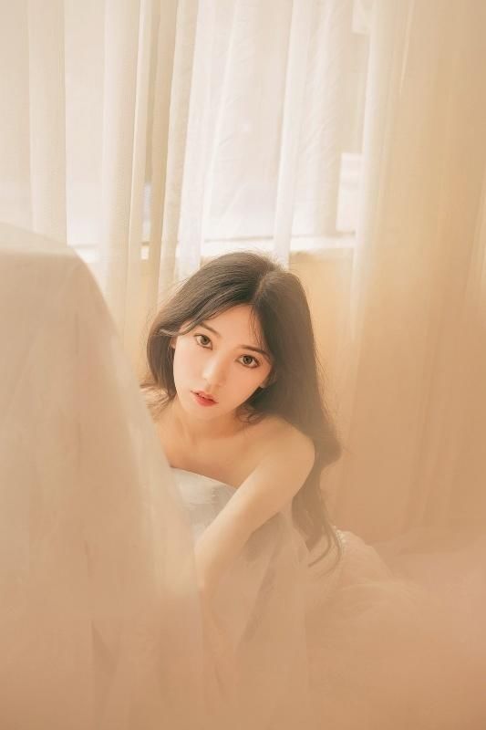 妩媚长发美女性感朦胧居家写真图片