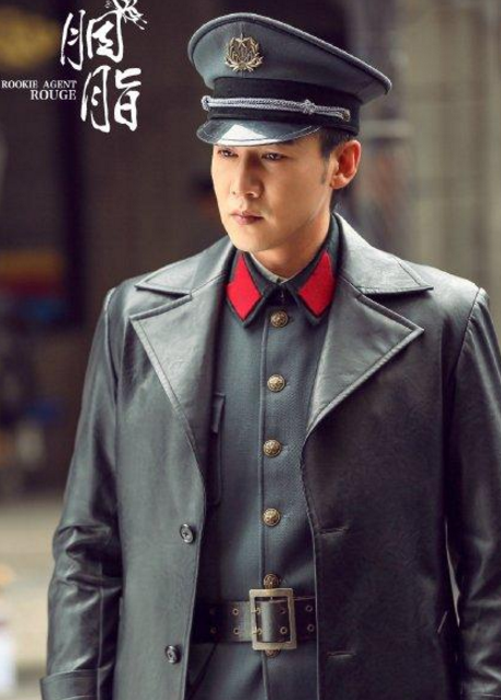 陆毅在《胭脂》一剧中扮演的军统,也是让无数少女着迷,即使陆毅已经