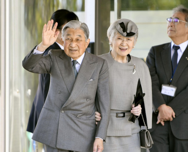 日本明仁天皇夫妇(图源:共同社)