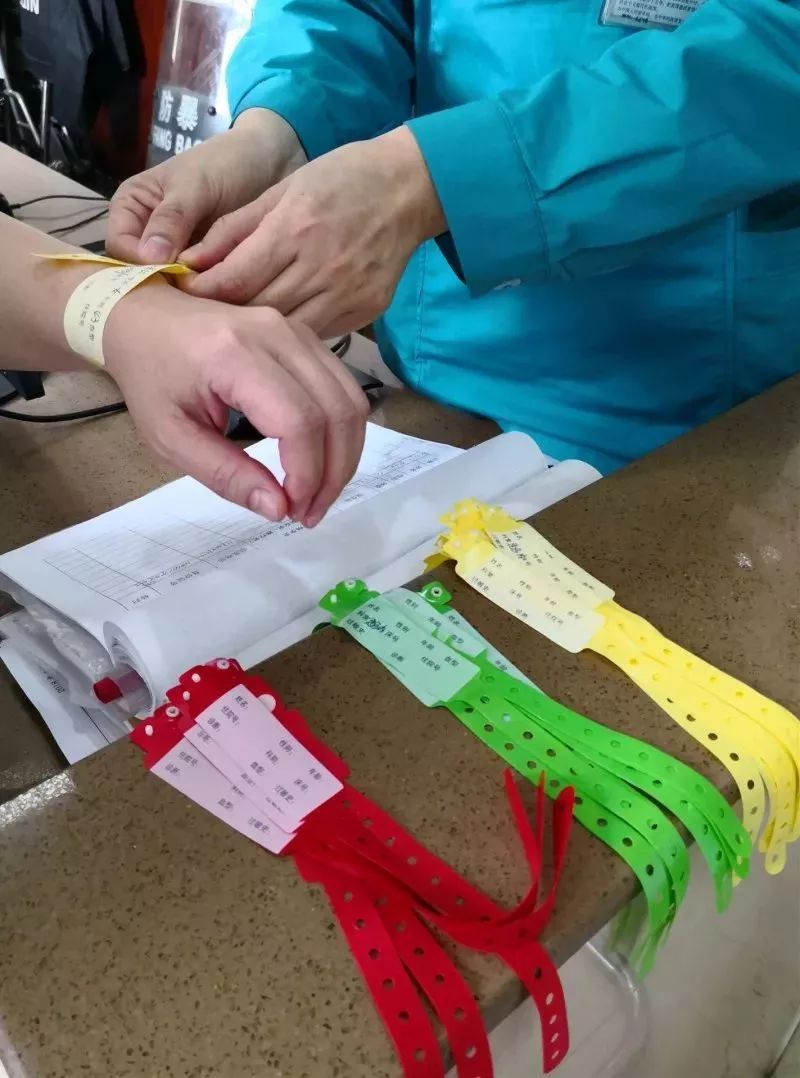 佩戴绿色腕带的患者多是感冒,发烧,或者拉肚子等等; 佩戴黄色腕带的