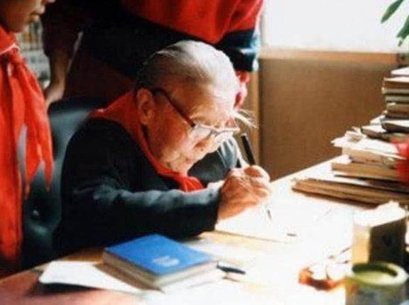 1999年,已经99岁高龄的冰心在北京因病逝世,病逝的消息在全国引起了