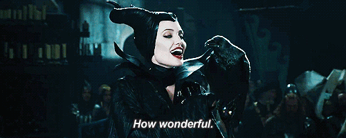 心魄的绿色双眼,朱莉把一个本来隐居于世的精灵,变身暗黑复仇者的过程