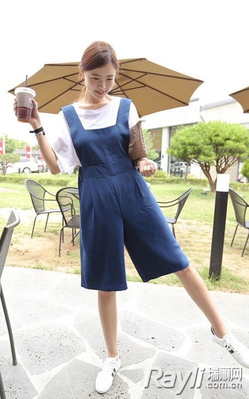 白色短袖搭配牛仔背带短裤
